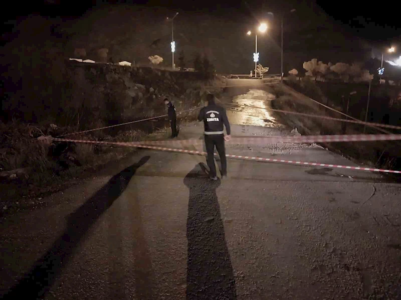 Zabıta ekipleri buzlanan yolda önlem aldı
