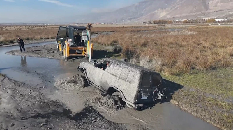 Bol çamurlu derede off road
