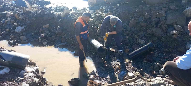 Hakkari Belediyesi’nden su arızasına müdahale
