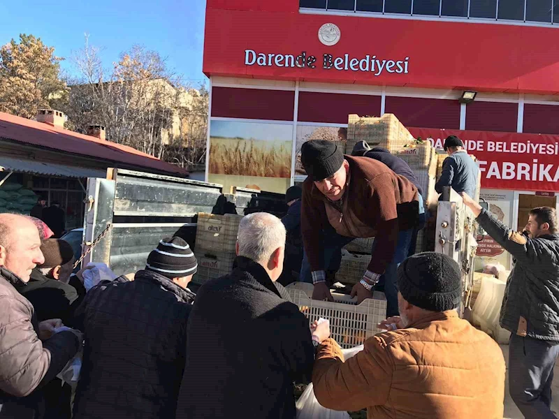 Malatyalı depremzedelere mandalina dağıttı
