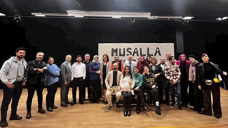Öğretmenlerden oluşan tiyatro topluluğunun gösterisi yoğun ilgi gördü

