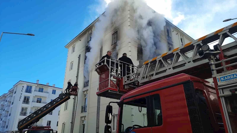 Kars’ta 5 katlı binada doğal gaz patlaması: 1’i ağır 3 yaralı
