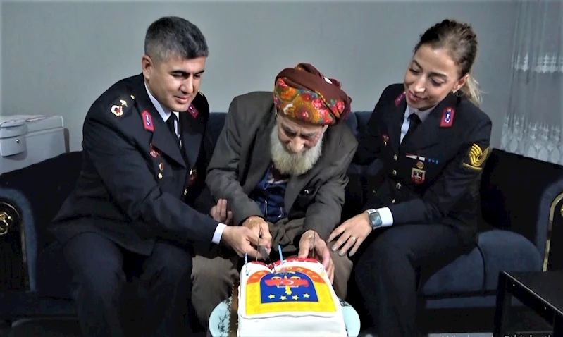 Jandarma, Cumhuriyet ile yaşıt olan dedeyi evinde ziyaret ederek doğum gününü kutladı
