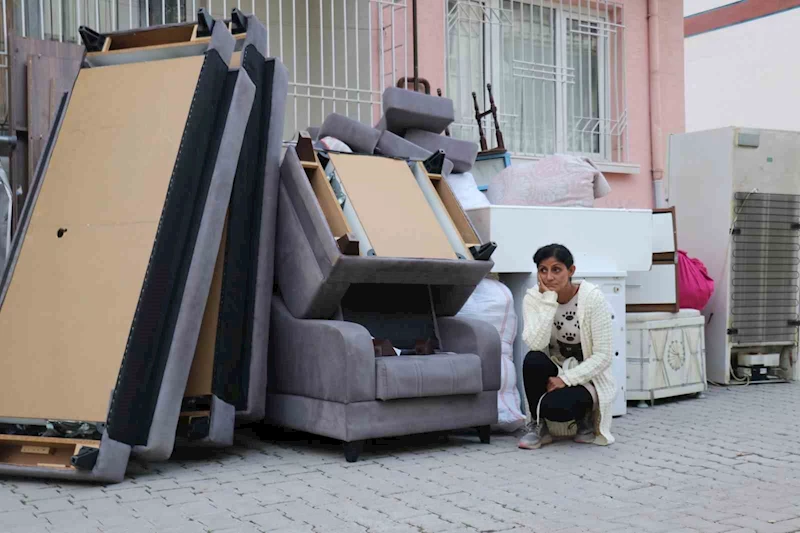 Kış günü eşyaları ile sokağa atıldı
