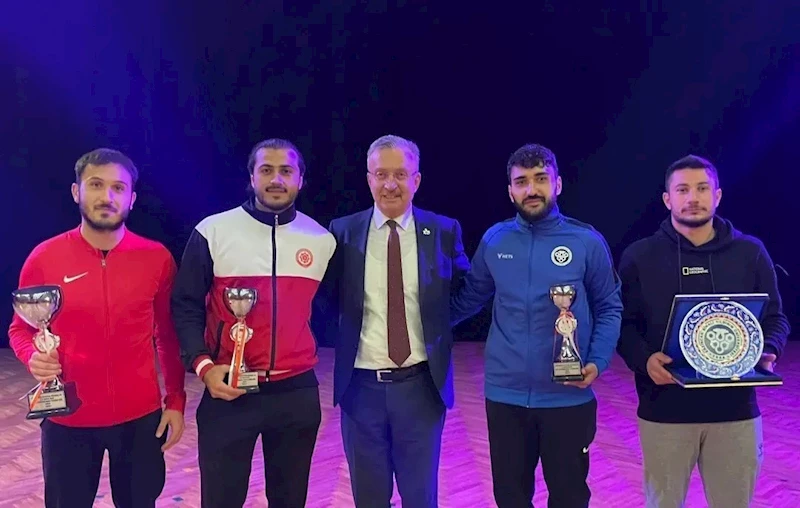 Futbol turnuvasında derece yapan sporcular ödülünü Rektör Levent’ten aldı
