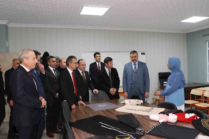 Vali Çiftçi, Karnavas bezine hayran kaldı
