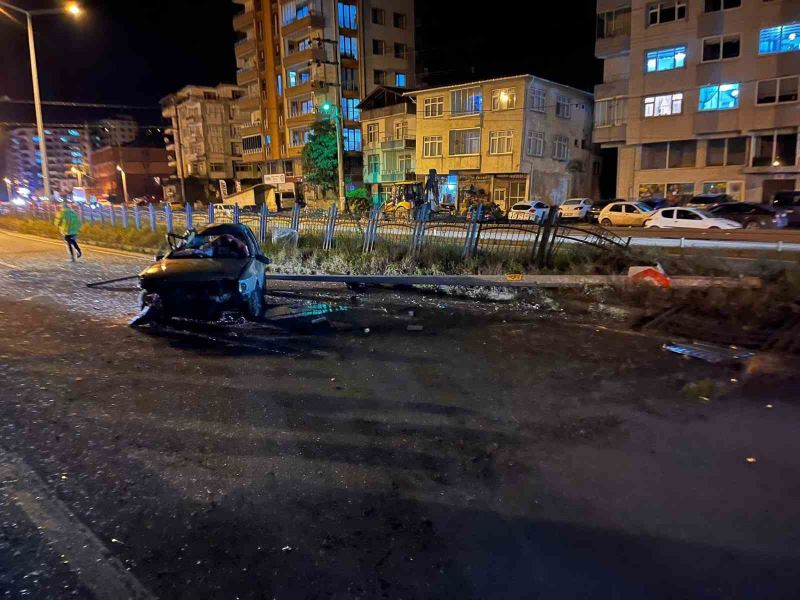 Rize’de aydınlatma direğine çarpan araç takla attı: 2 yaralı
