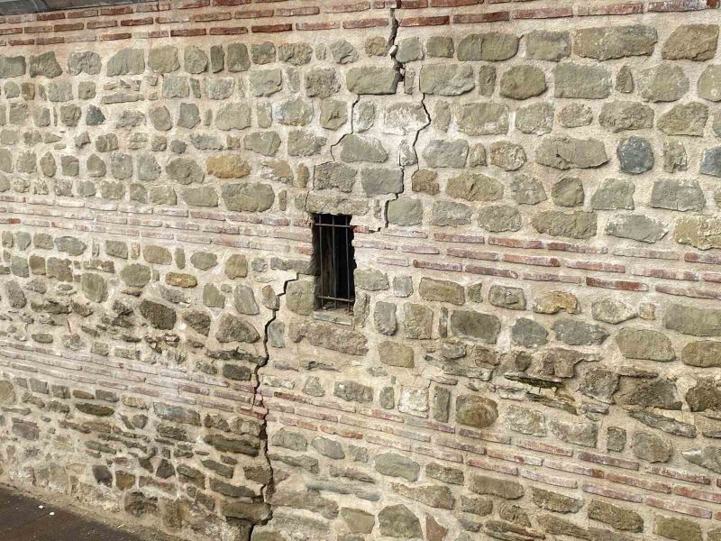 İki büyük deprem, 5 asırlık tarihi hanın duvarını çatlattı
