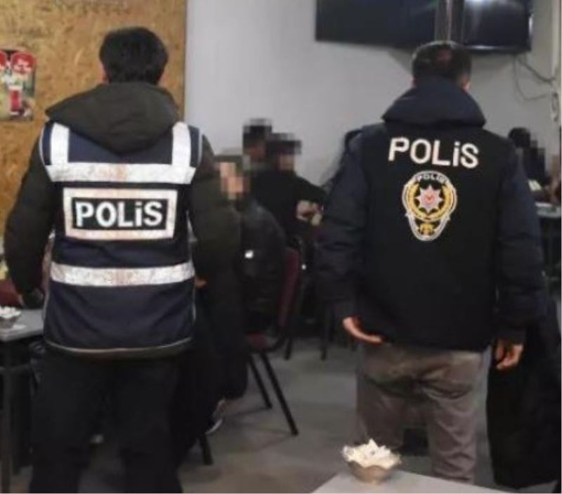 Kıraathanede kumar oynarken yakalandılar
