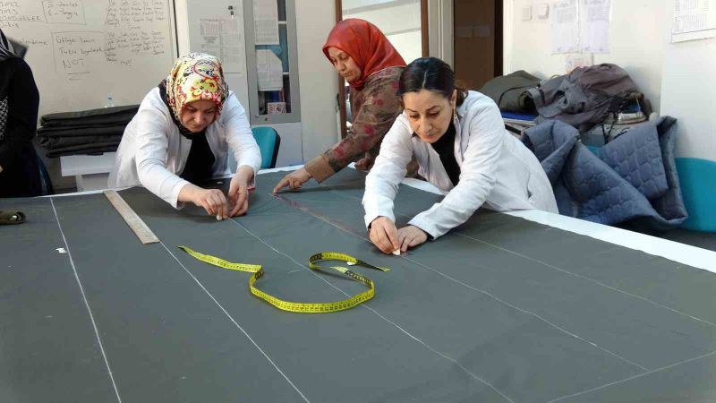 Yozgat’ta depremzedeler için uyku tulumu üretiliyor
