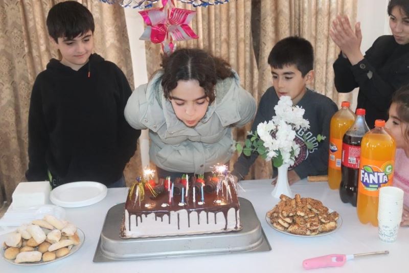 Depremzede Fatma’ya polislerden doğum günü sürprizi
