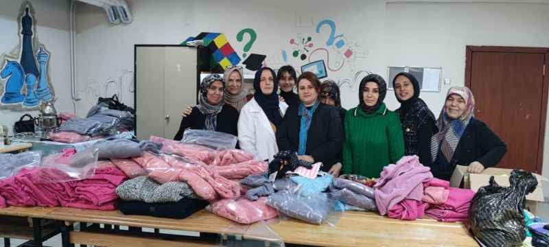Depremzedeler için kıyafet hazırladılar
