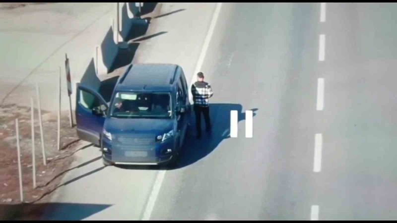 Ceza yememek için direksiyonda yer değiştirdiler, ama drondan kaçamadılar
