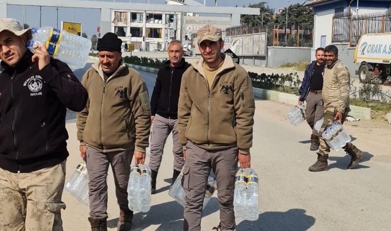 Enkaz başından ayrılmayan can dost
