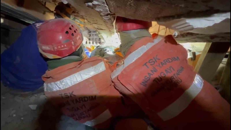TSK İnsani Yardım Tugayı, Malatya’da Meral Nakir’i sağ olarak enkaz altından çıkardı
