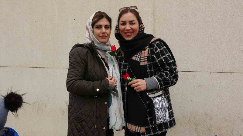 Nevruz tatili için gelen İranlı turistler Yüksekova’da güllerle karşılandı
