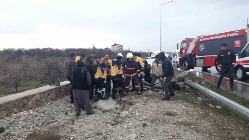 Kontrolden çıkan otomobil bariyerlere çarpıp yan yattı: 3 yaralı
