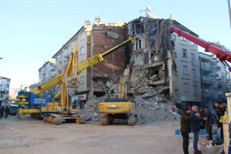 Elazığ’da çöken apartmanın betonarme projesini yapan sanığa 3 yıl mesleği yapmama cezası
