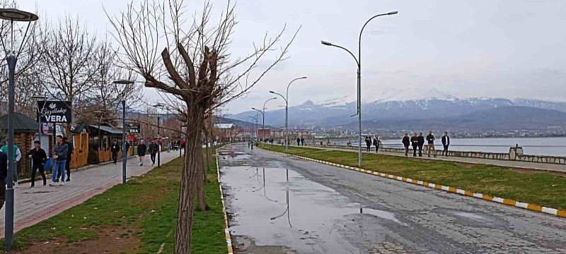 Tatvan sahilinde Ramazan yoğunluğu
