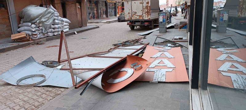 Ağrı’da şiddetli fırtına çatı ve tabelaları yerinden söktü
