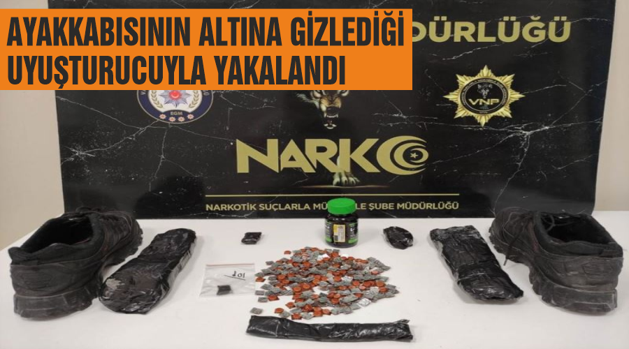 Ayakkabısının altına gizlediği uyuşturucuyla yakalandı