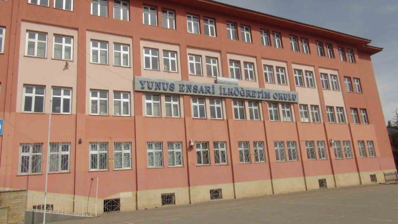 Ahlat’ta bir okul deprem tedbirleri çerçevesinde boşaltıldı
