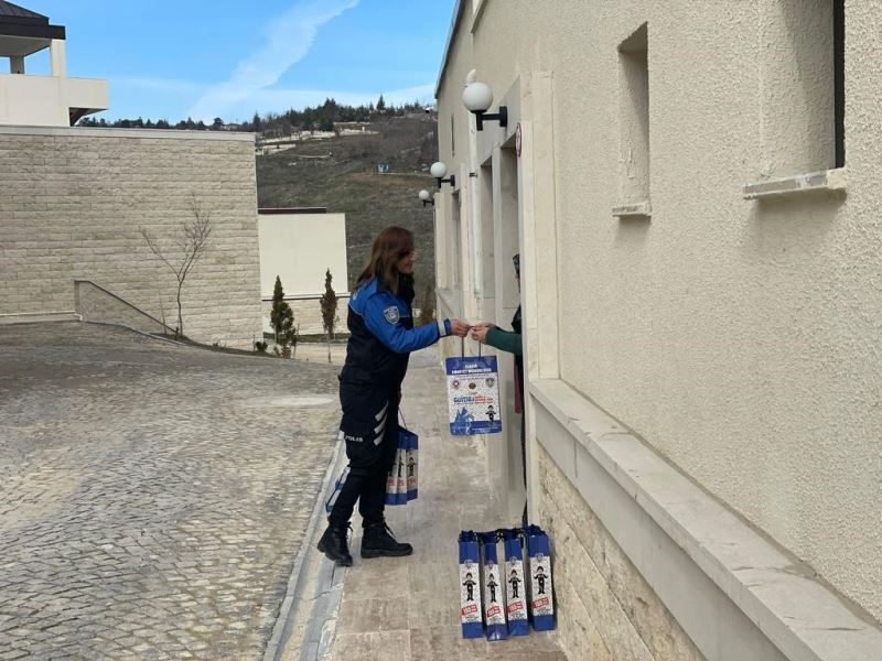 Elazığ polisi depremzede kadınların gününü kutladı
