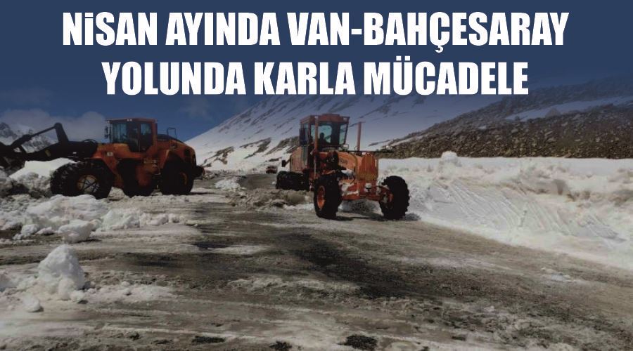 Nisan ayında Van-Bahçesaray yolunda karla mücadele