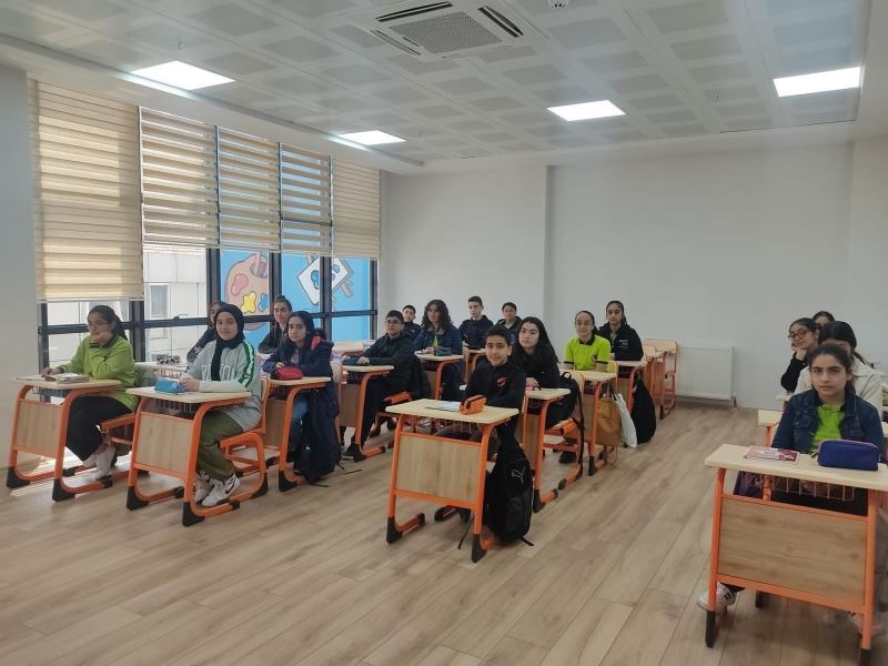 Depremzede öğrencilere yönelik LGS’ye hazırlık kursu başladı
