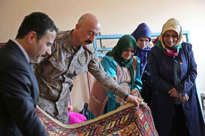 Müdür Pınar Hakkari kilimlerine hayran kaldı
