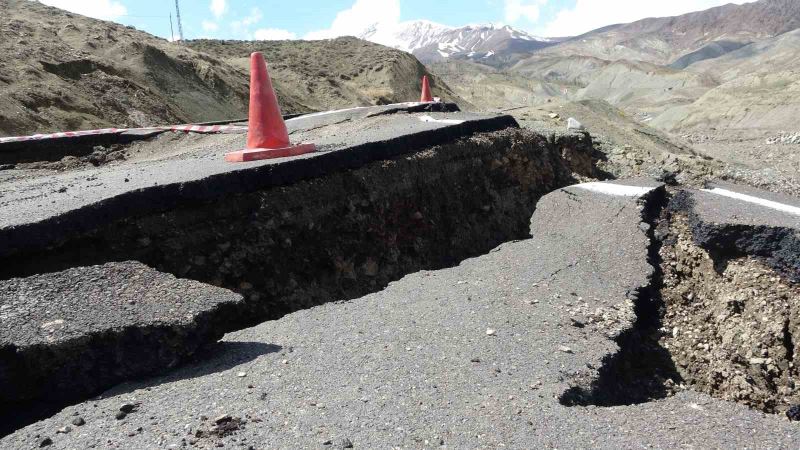 Bingöl’de heyelan: Yarıkların oluştuğu yol ulaşıma kapandı
