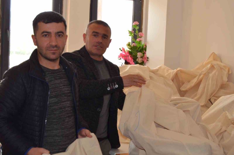 Varto’da sandık başkanları torbalarını seçim bürosundan aldılar
