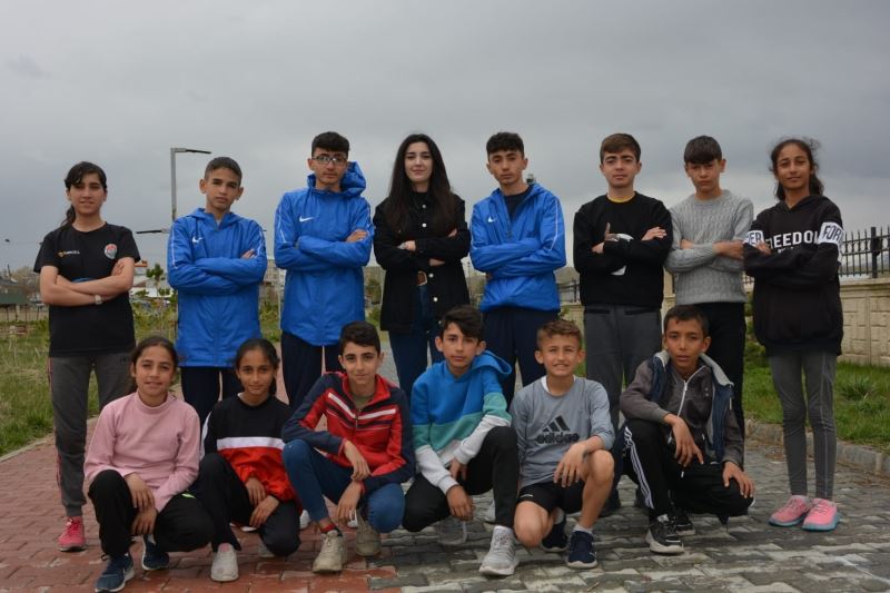 Türkiye dördüncüsü olan atletizm takımına baklava ikramı

