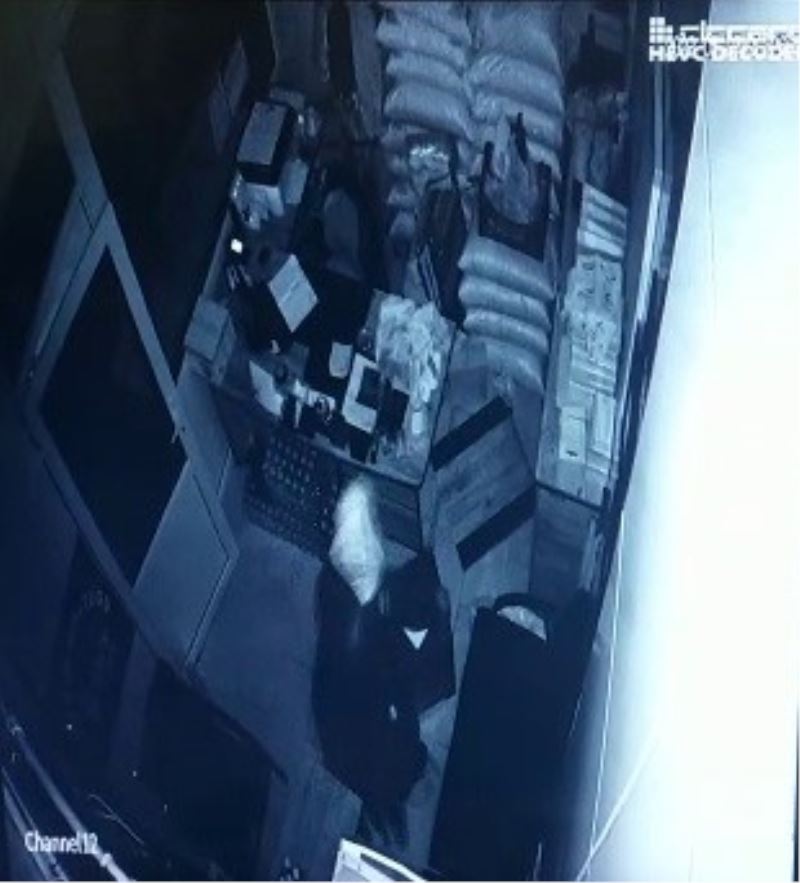 Kadın kıyafeti ile çalıştığı işyerinden kasayı çaldı
