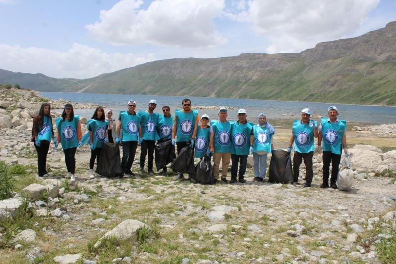 Doğa harikası Nemrut’ta çevre temizliği
