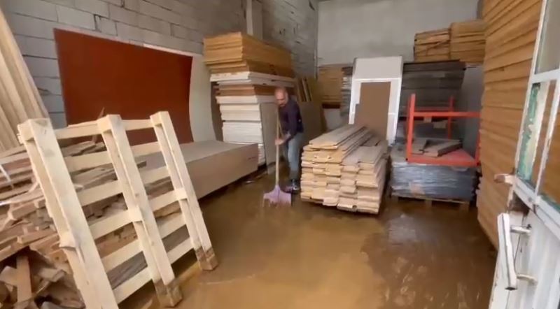 Bingöl’de sağanak sonrası iş yerlerini su bastı
