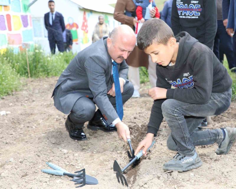 Ağrı Valisi Varol, öğrencilerle birlikte tohum ekimi gerçekleştirdi
