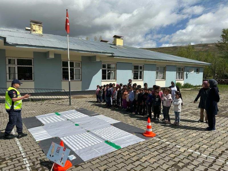 Jandarmadan öğrencilere uygulamalı trafik eğitimi
