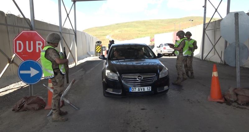 Teröristlerin korkulu rüyası olan Moray Üs Bölgesinde yol kontrolü
