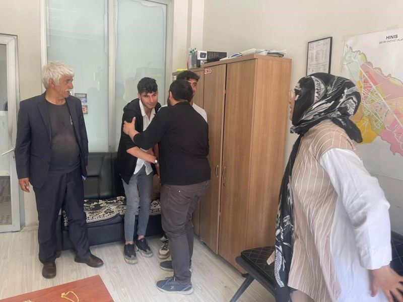 Gençlerden örnek davranış: Buldukları bir çanta dolusu altını polis merkezine teslim ettiler
