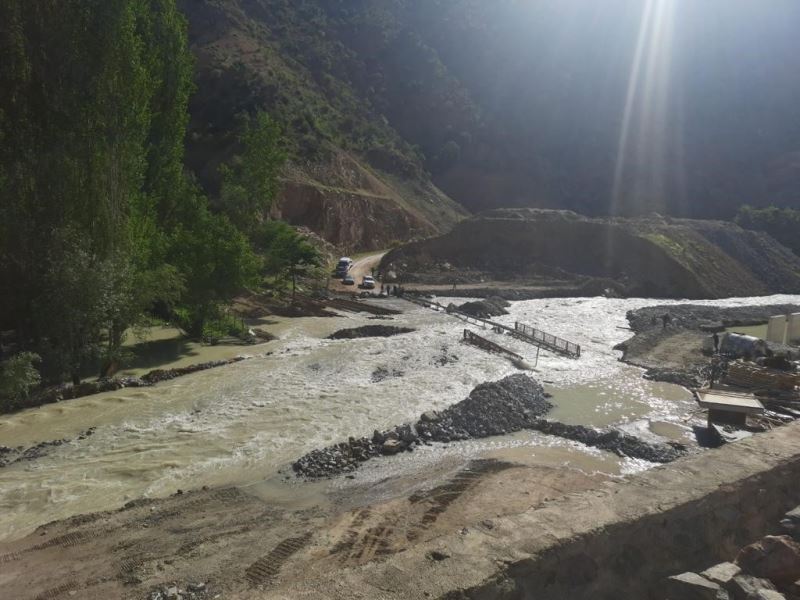 Dere yatağı taştı köprü sular altında kaldı
