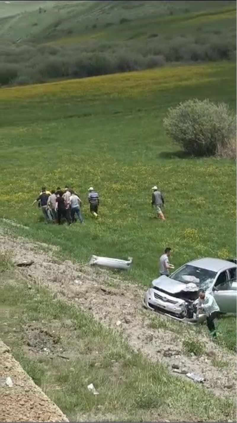 Direksiyon hakimiyeti kaybolan otomobil şarampole uçtu

