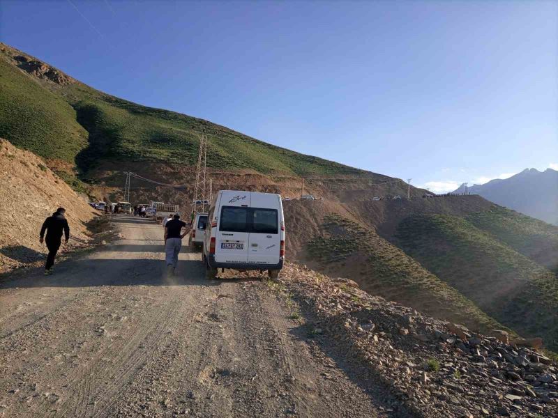 Yaylaya gidenleri taşıyan minibüs takla attı

