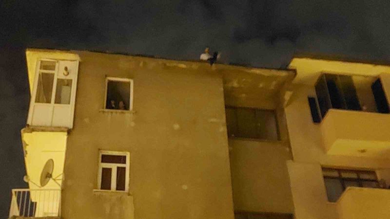 Kız arkadaşından ayrıldı, 5 katlı binadan atlamak istedi
