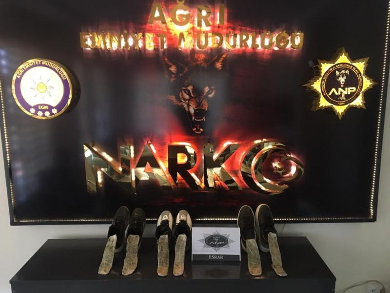 Ağrı’da İran uyruklu şahısların ayakkabılarında esrar ele geçirildi
