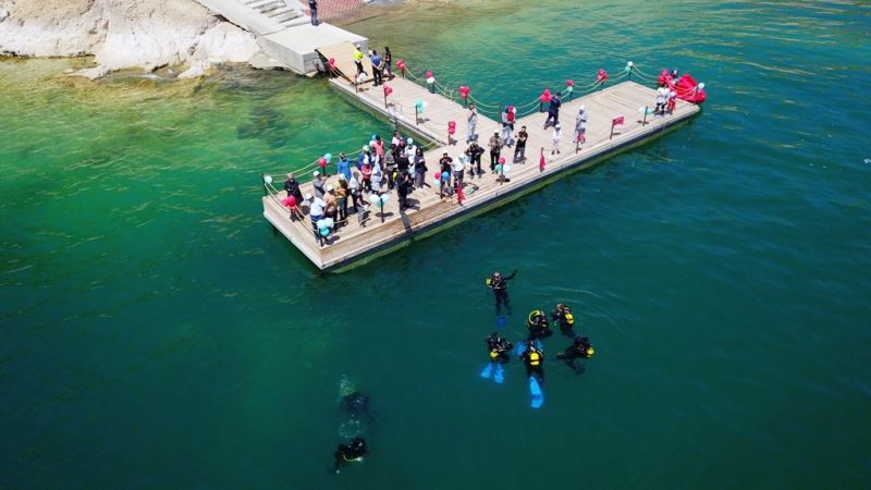 Van Gölü’nün dibinden çuvallarla çöp çıkarıldı
