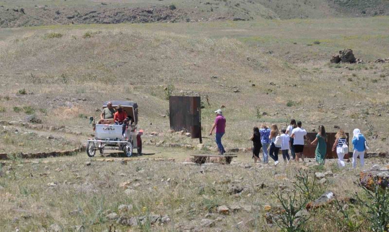 Ani’yi turistler elektrikli faytonla geziyor
