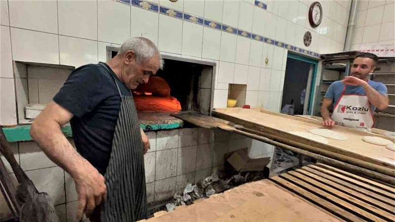 Fırıncılardan sıcaklığa ilginç yöntem: Soğuk duş alıp önlüklerini soğuk suda ıslatıyorlar
