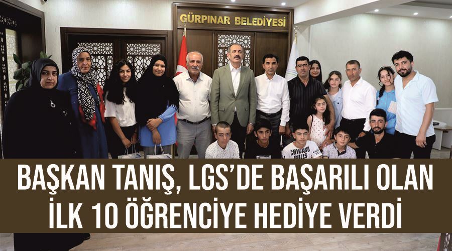 Başkan Tanış, LGS’de başarılı olan ilk 10 öğrenciye hediye verdi