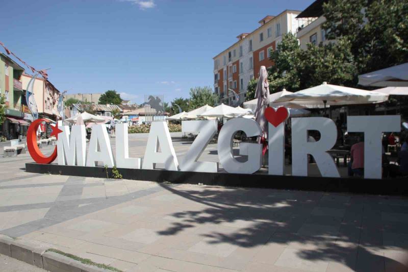 Malazgirt bayraklarla süslendi
